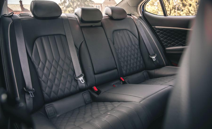 Интерьер Genesis G70 2.0T 2018 года  (NA) (фото 7 из 44)